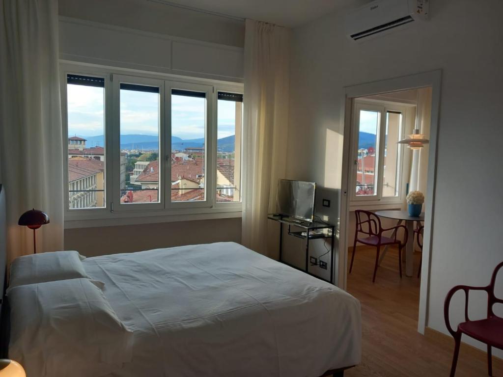 um quarto com uma cama e uma janela com vista em Sweetly Home in Florence em Florença