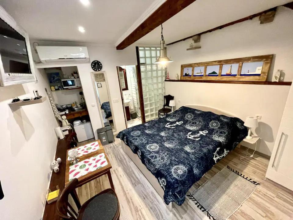 Postel nebo postele na pokoji v ubytování Rafo's Old Town Hideaway