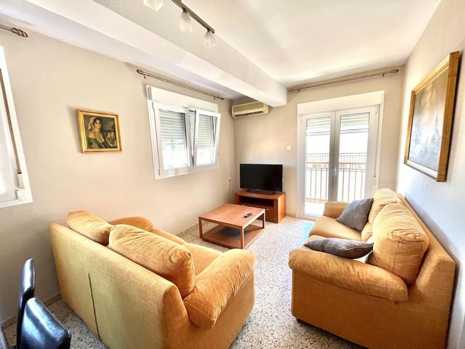 ein Wohnzimmer mit 2 Sofas und einem TV in der Unterkunft stylish apartment 308 in Almería