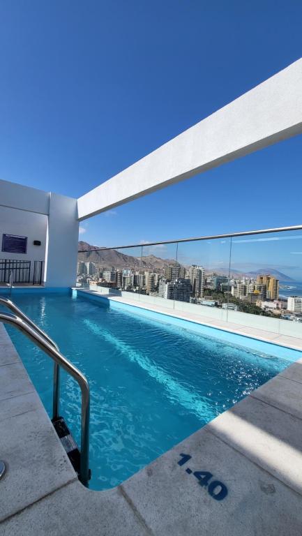 einen Pool mit Stadtblick in der Unterkunft Departamento en Antofagasta 2D+1B FULL in Antofagasta
