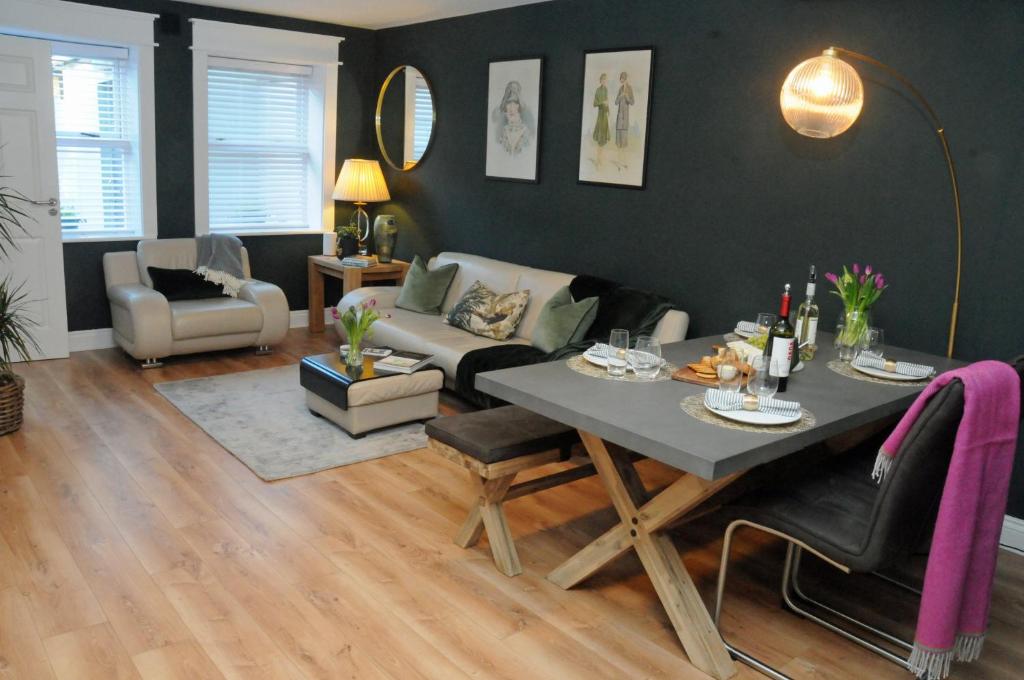 uma sala de estar com uma mesa e um sofá em 4 Tom's Lane em Bantry