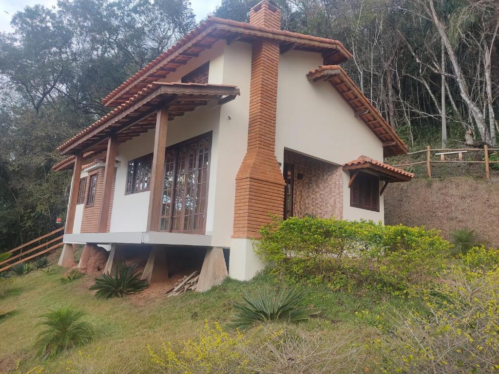 a small house on top of a hill at Chácara Recanto da Mata in Cunha