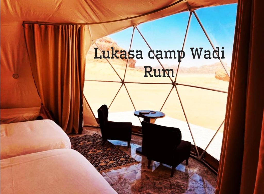 Zimmer mit Sofa und Stühlen in einem Zelt in der Unterkunft Lukasa camp Wadi Rum in Wadi Rum