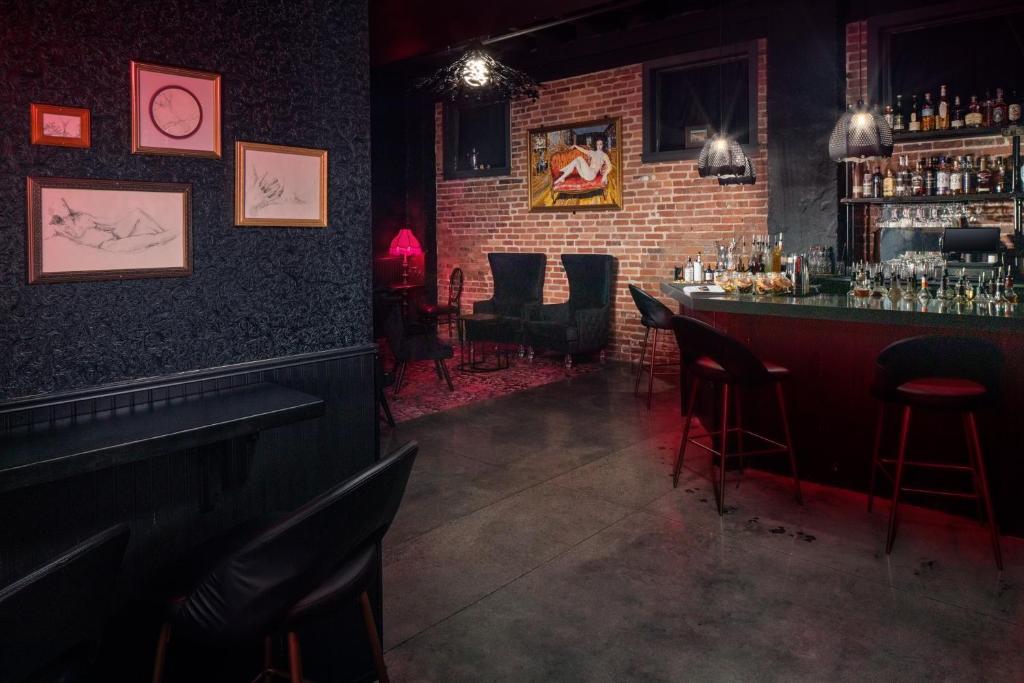 Hotel Indigo - Omaha Downtown by IHGにあるラウンジまたはバー