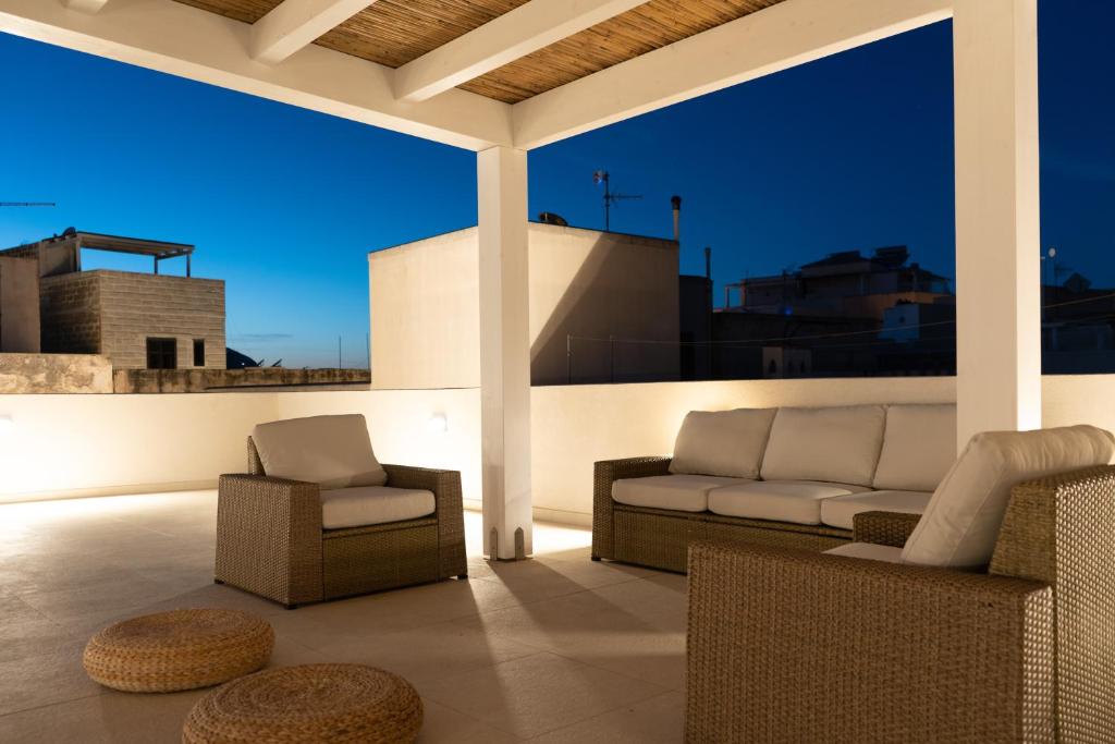 patio con divani e sedie sul tetto di Maruzza Home a Favignana