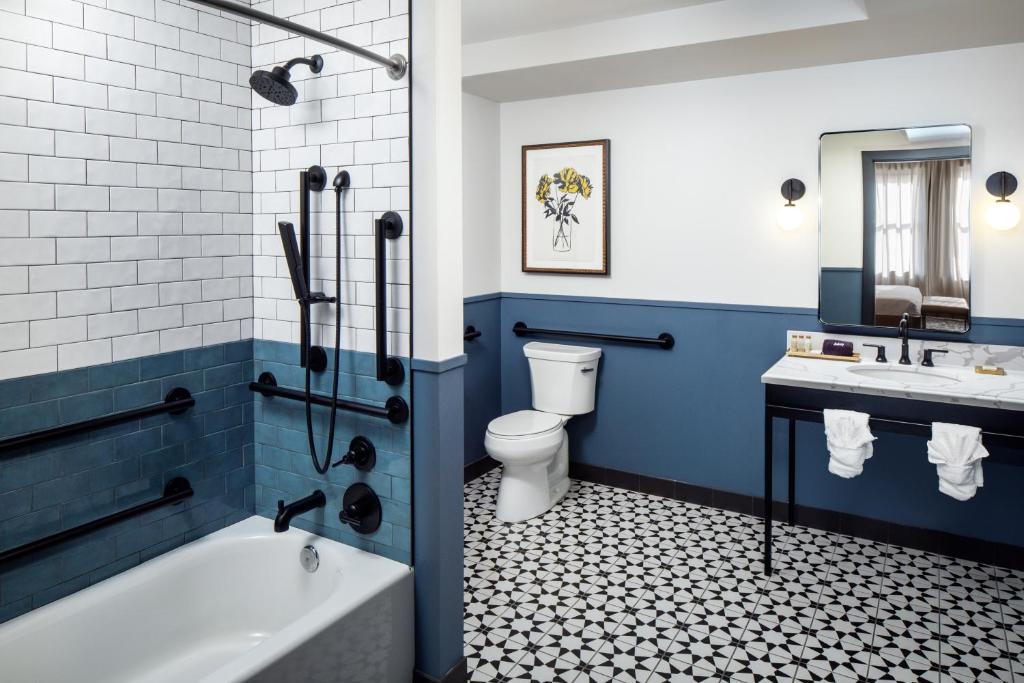オマハにあるHotel Indigo - Omaha Downtown by IHGのバスルーム(バスタブ、トイレ、シンク付)