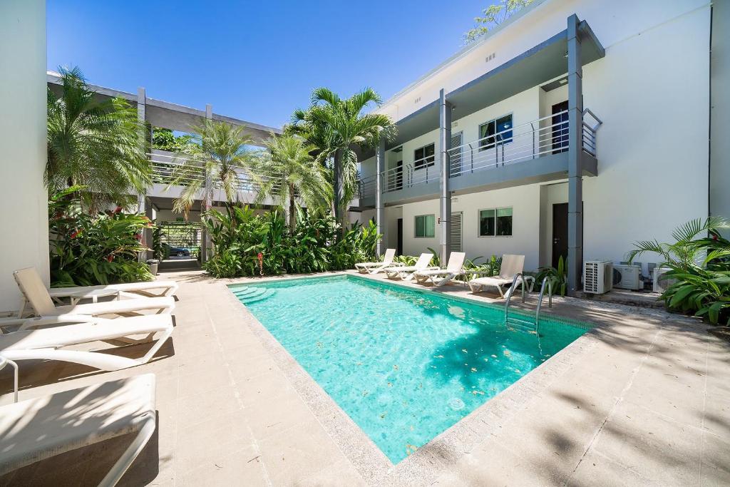 ポトレロにあるCondo Casa Blanca 7 - NEW 2 BR condo, near to the beachの建物の前のプール