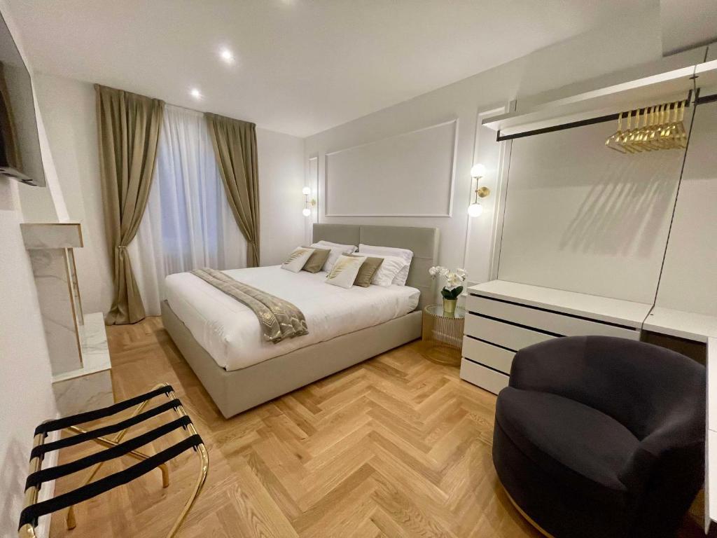 una camera d'albergo con letto e sedia di Bellagio Luxury Suites Apartments a Bellagio