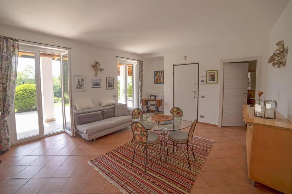 a living room with a table and a couch at Casa Vacanze AL CAPRIANO appartamento Mora in Cantello