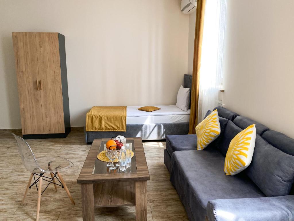 Гостиная зона в Alex Hotel