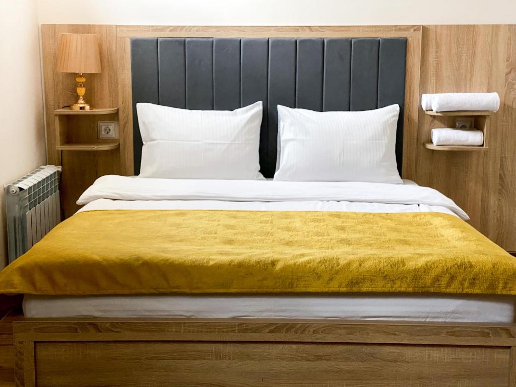 Кровать или кровати в номере Alex Hotel