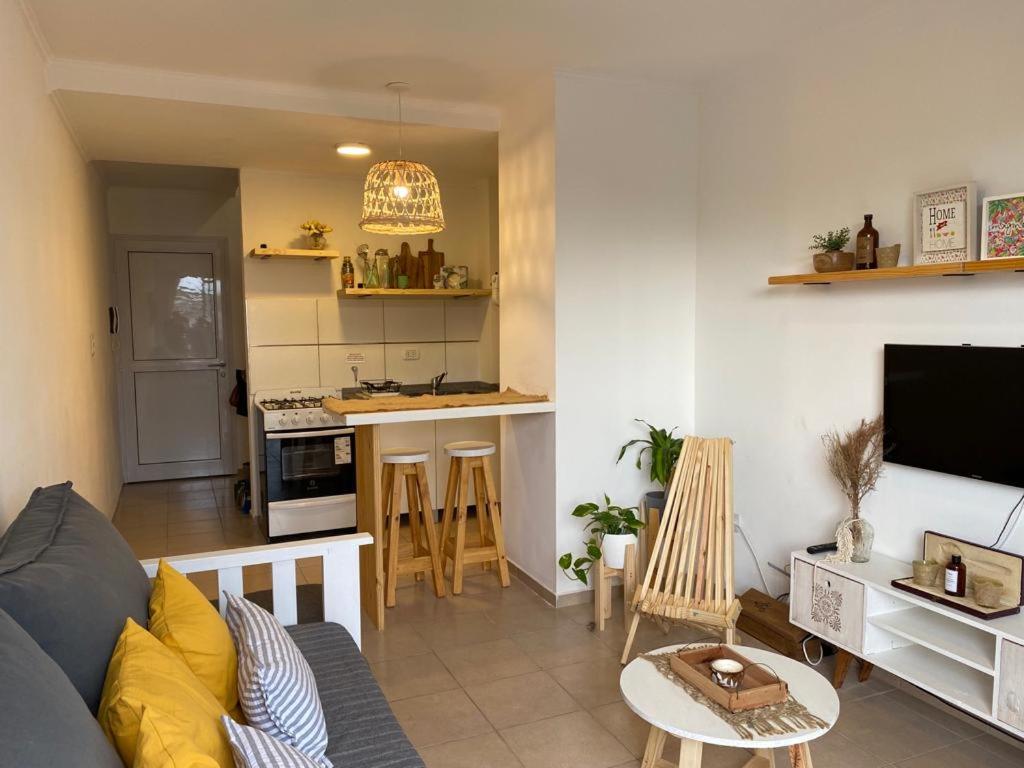 a living room with a couch and a kitchen at Dúplex Yrigoyen in Concepción del Uruguay