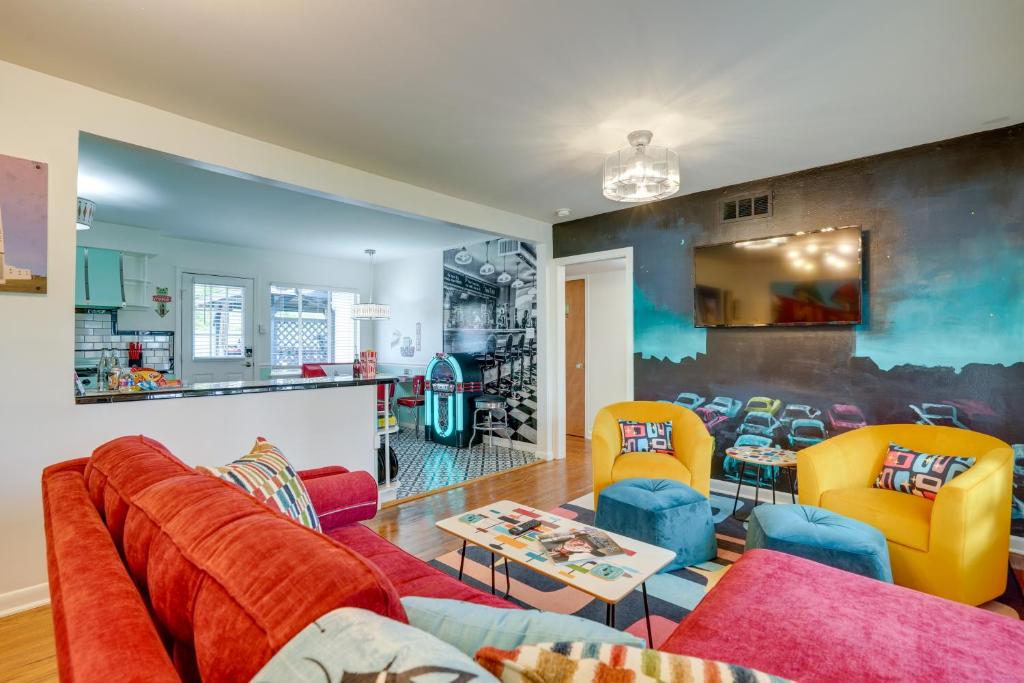 un soggiorno con divano e sedie di San Antonio Retreat with Private Hot Tub and Gas Grill a San Antonio