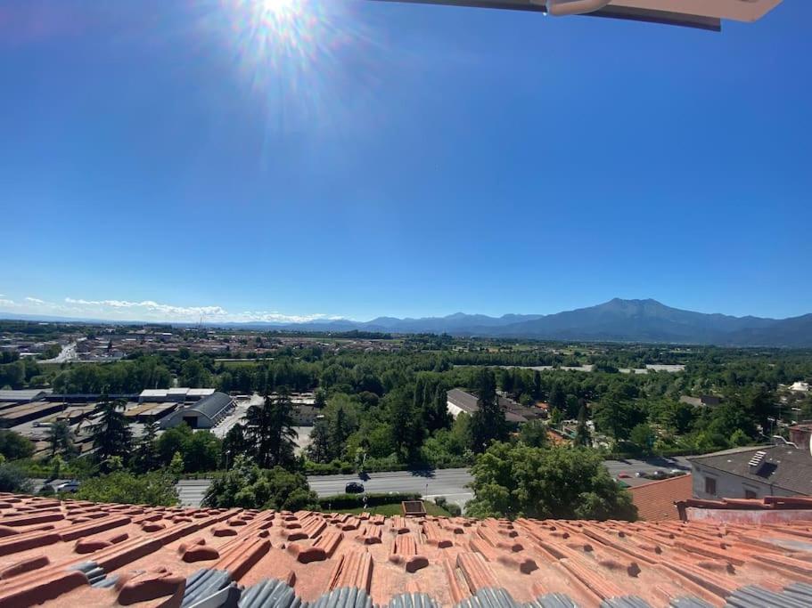 - une vue depuis le toit d'un bâtiment dans l'établissement Deliziosa mansarda con vista panoramica, à Coni