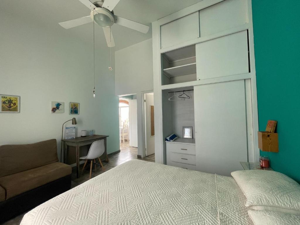 - une chambre avec un lit et un bureau dans l'établissement Adventure Inn La Paz, à La Paz