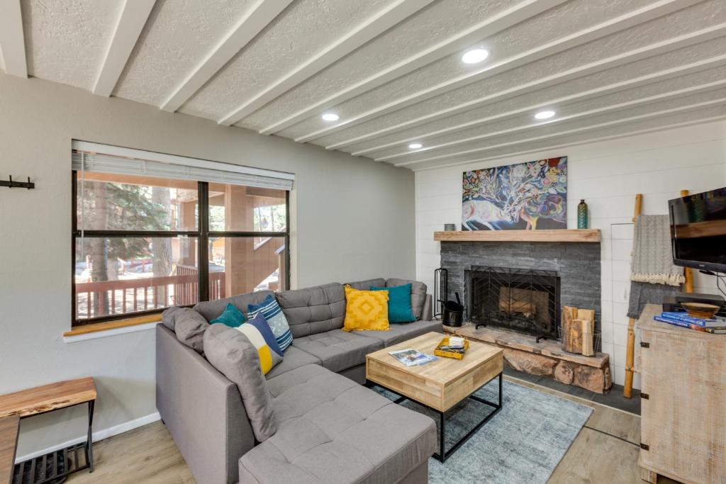 Cozy Angel Fire Condo Walk to Ski Resort!, Angel Fire Updated 2024