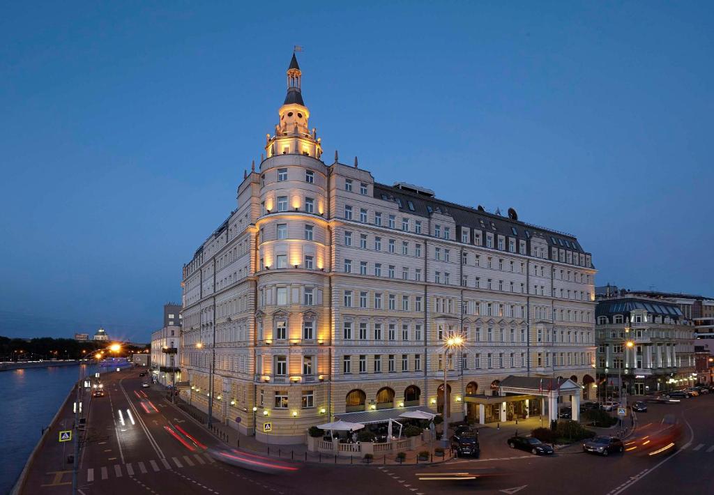 un grand bâtiment blanc avec une tour en haut dans l'établissement Hotel Baltschug Kempinski Moscow, à Moscou