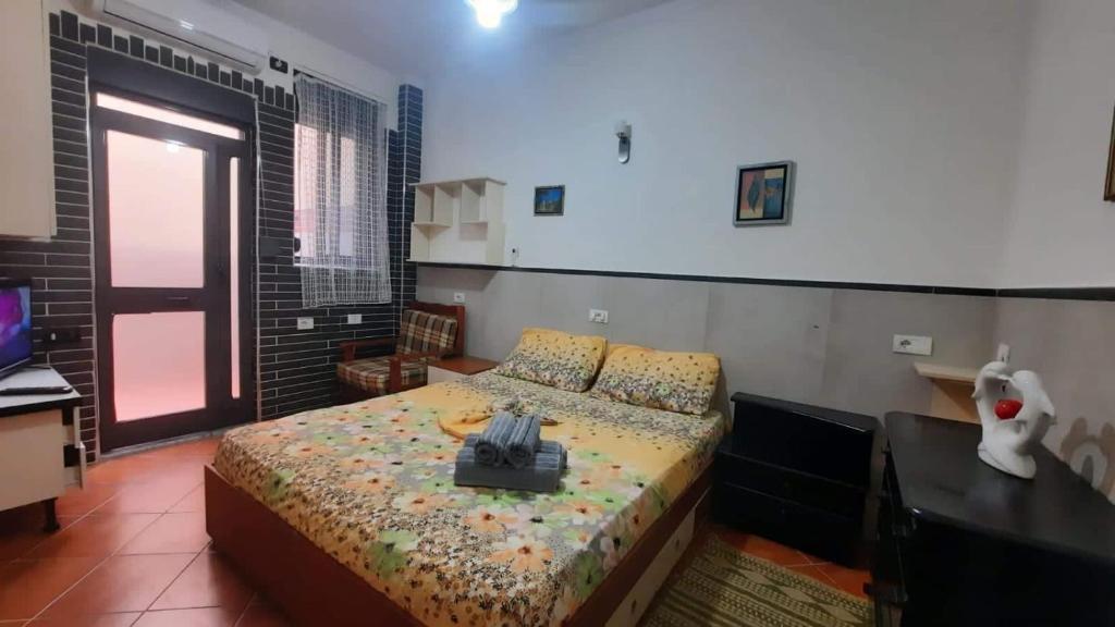 una camera da letto con un letto con una borsa sopra di Lovely appartament B a Tirana