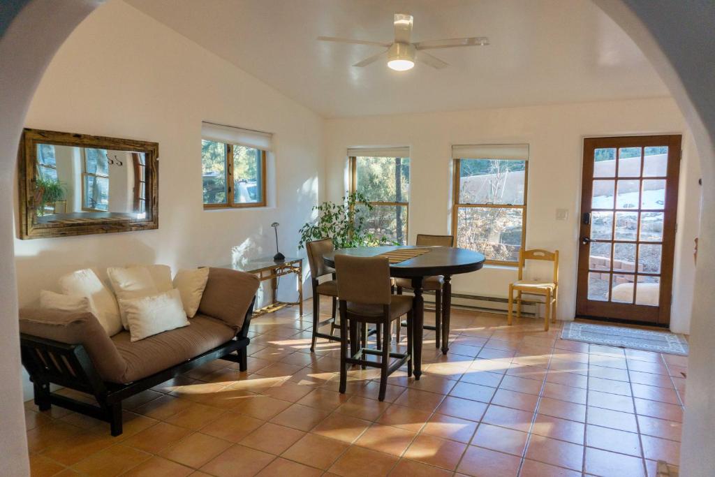 een woonkamer met een bank en een tafel bij Peaceful Santa Fe Forest Home, Comfy and Well-equipped in Santa Fe