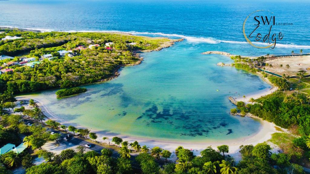 - une vue aérienne sur la plage et l'océan dans l'établissement SWILODGE VUE SUR MER ! Petit Déjeuner et Location de voiture possible, à Le Moule