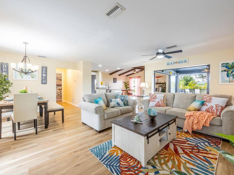 ein Wohnzimmer mit einem Sofa und einem Tisch in der Unterkunft Englewood, Manasota Keys - 2 Bedroom Luxury Villa, Pool, Game room, 6 min to Beaches next to Canal in Englewood