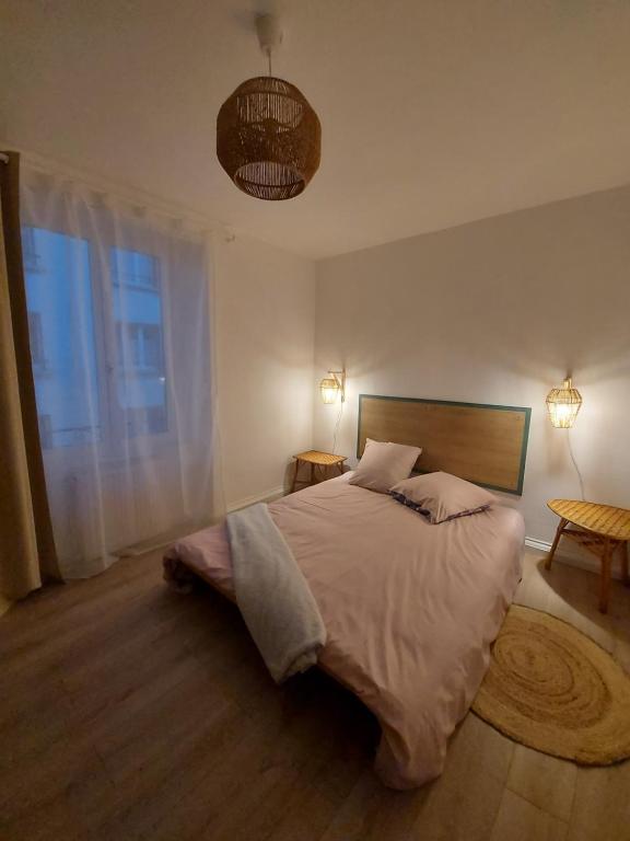 sypialnia z dużym łóżkiem i oknem w obiekcie Appart'Hotel la Savoureuse w Belfort