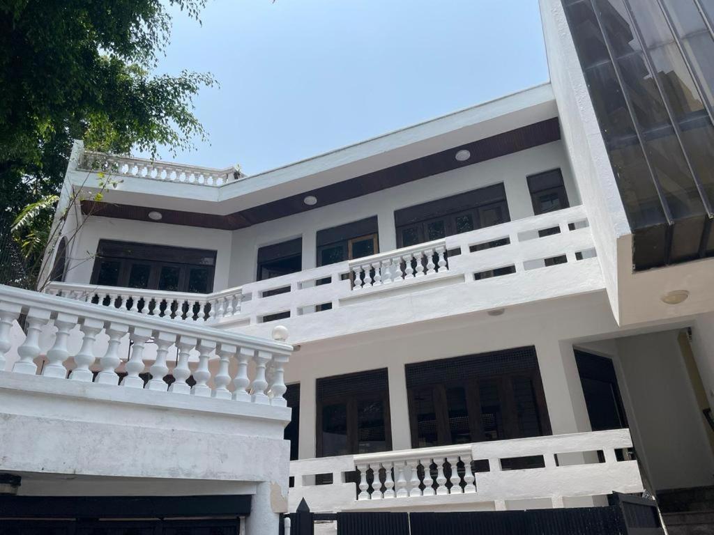 un edificio blanco con un balcón blanco en MercuryFM 103 Guest House - Colombo 3, en Colombo