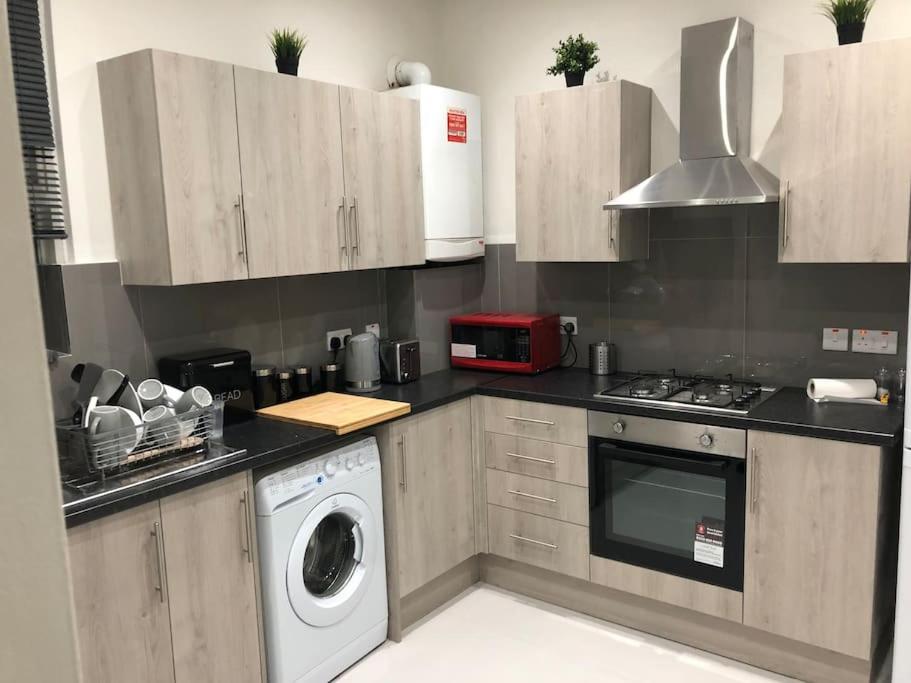 a kitchen with a washer and a washing machine at Four bedroom property for 10 guests, great location Aldgate E1 close to Tower bridge in London