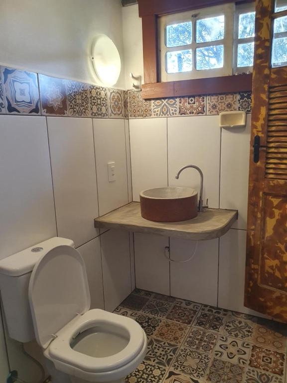 a bathroom with a toilet and a sink at Recanto Bom Despacho in Tiradentes