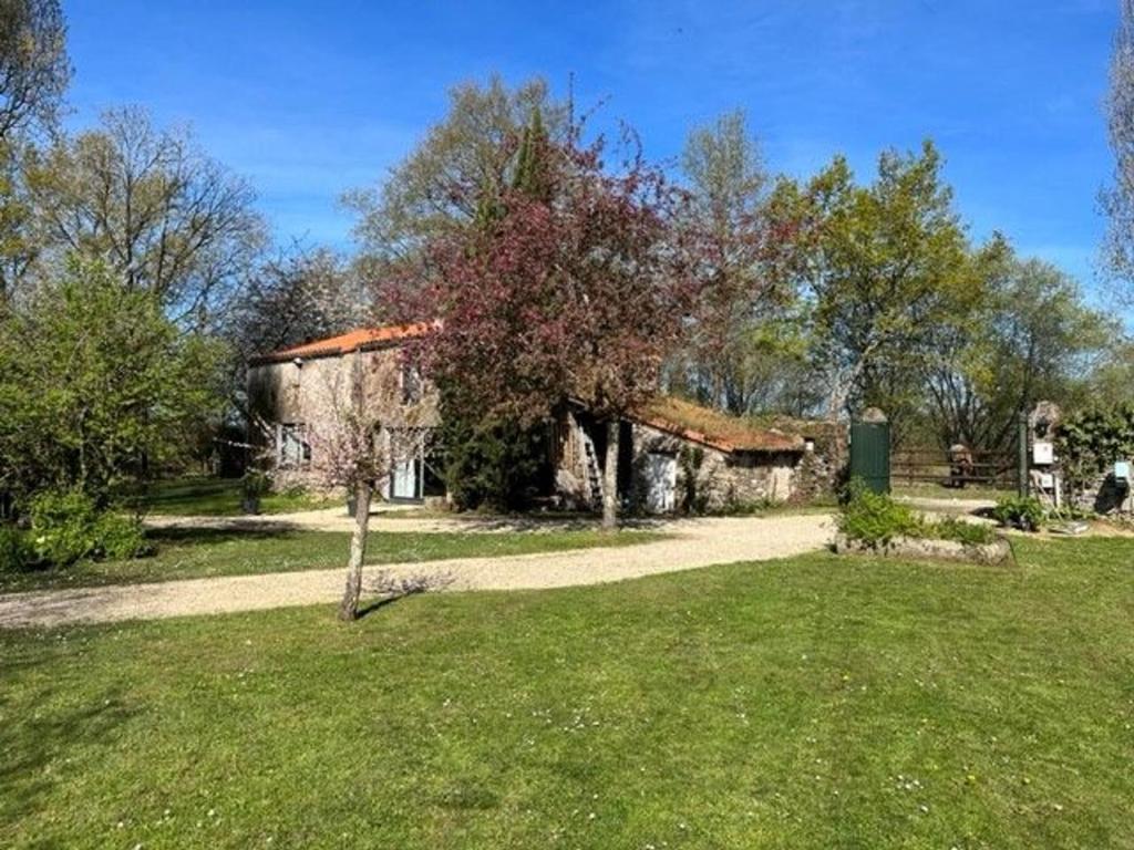 Vonkajšia záhrada v ubytovaní Gîte charmant, spacieux, à 15 km de Nantes, 2 chambres, terrasse, parking, animaux acceptés - FR-1-306-1238