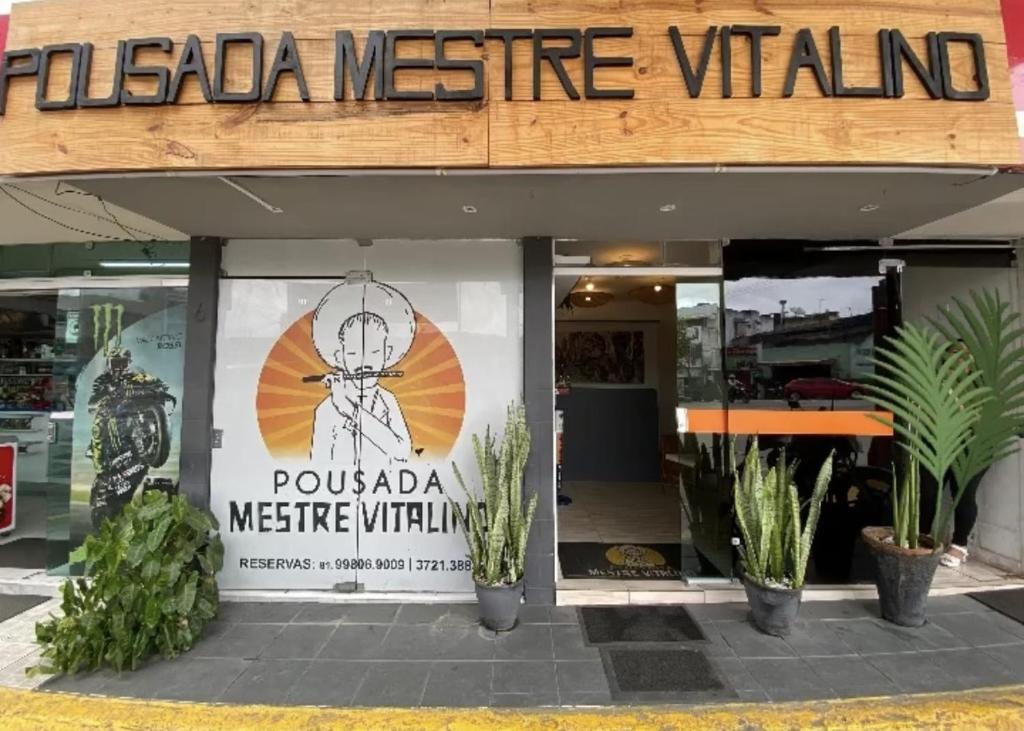 een winkelgevel met een bord op het raam bij Pousada Mestre Vitalino in Caruaru