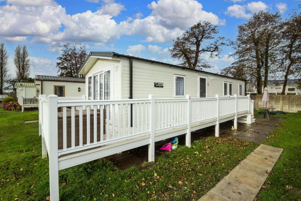 Beautiful Caravan With Decking At Manor Park In Hunstanton Ref 23042b