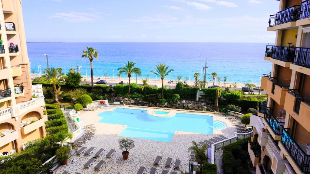 z powietrza widok na basen i plażę w obiekcie Appartement 556, Vue Mer et piscine By Palmazur Vacances w Cannes