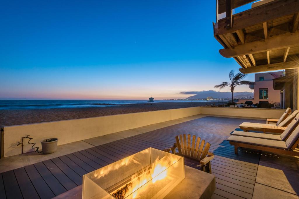 uma lareira num deque com vista para a praia em Luxury Modern Designer Beach House on Sand w/ Pool em Ventura