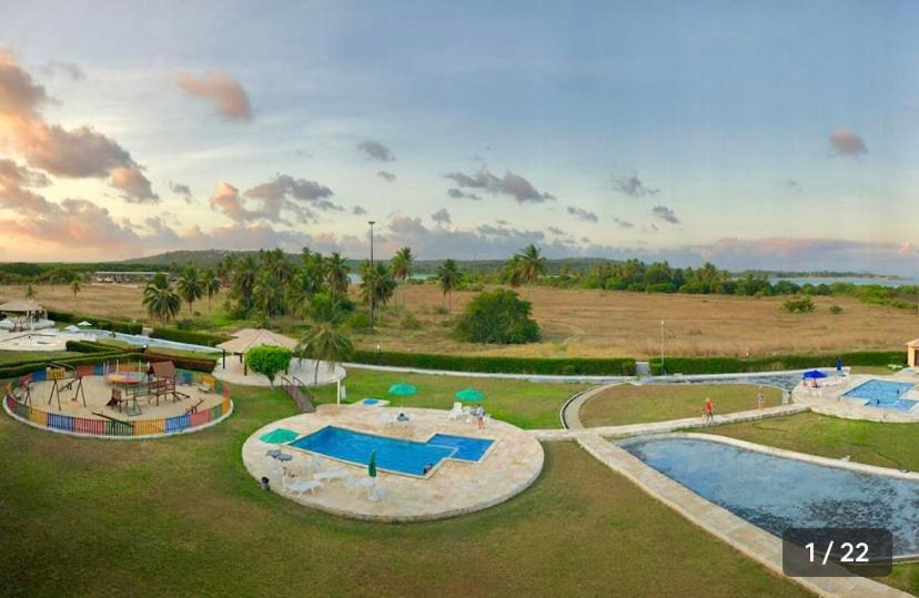 einen Luftblick auf einen Wasserpark mit zwei Pools in der Unterkunft Resort flat Gavôa in Igarassu