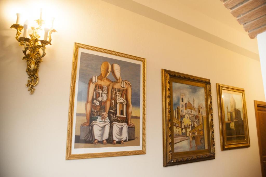 un grupo de fotos colgando de una pared en AM Collection Florence, en Florencia
