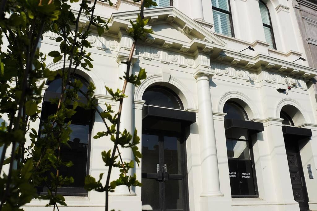 - un bâtiment blanc avec des portes et des fenêtres noires dans l'établissement Havana South Melbourne, à Melbourne