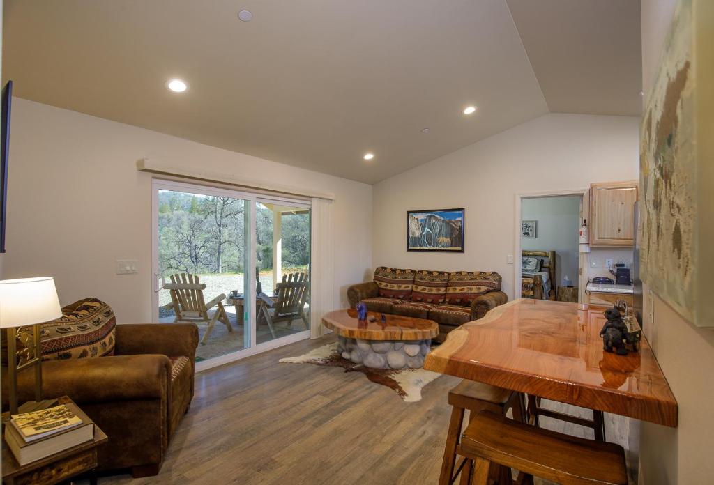 a living room with a couch and a table at Bear Paw Cabin new construction near Yosemite in Mariposa