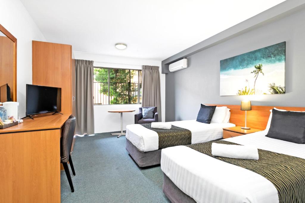 TV a/nebo společenská místnost v ubytování Peninsula Nelson Bay Motel and Serviced Apartments