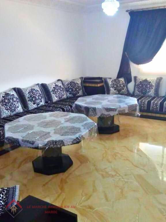 sala de estar con sofá y 2 mesas en TARIK KHAYER en Agadir