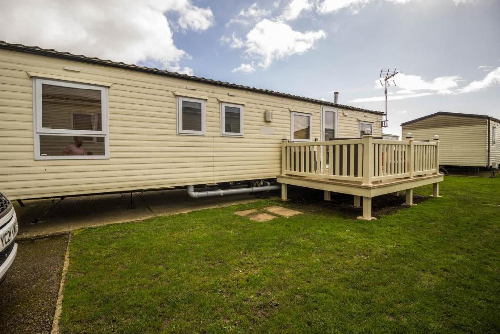 10 Berth Caravan At Martello Beach Holiday Park Near Clactononsea Ref