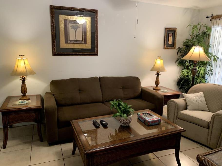 uma sala de estar com um sofá e uma mesa de centro em Professor Rousseau's Tiki Hideaway em Crystal River