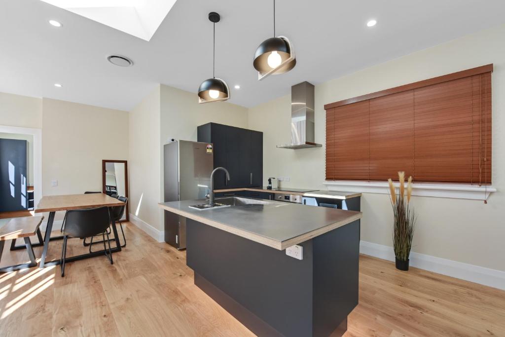 Hardy Street School House - Resim 10