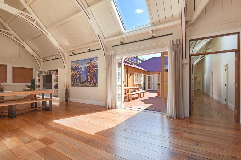 Hardy Street School House - Resim 5