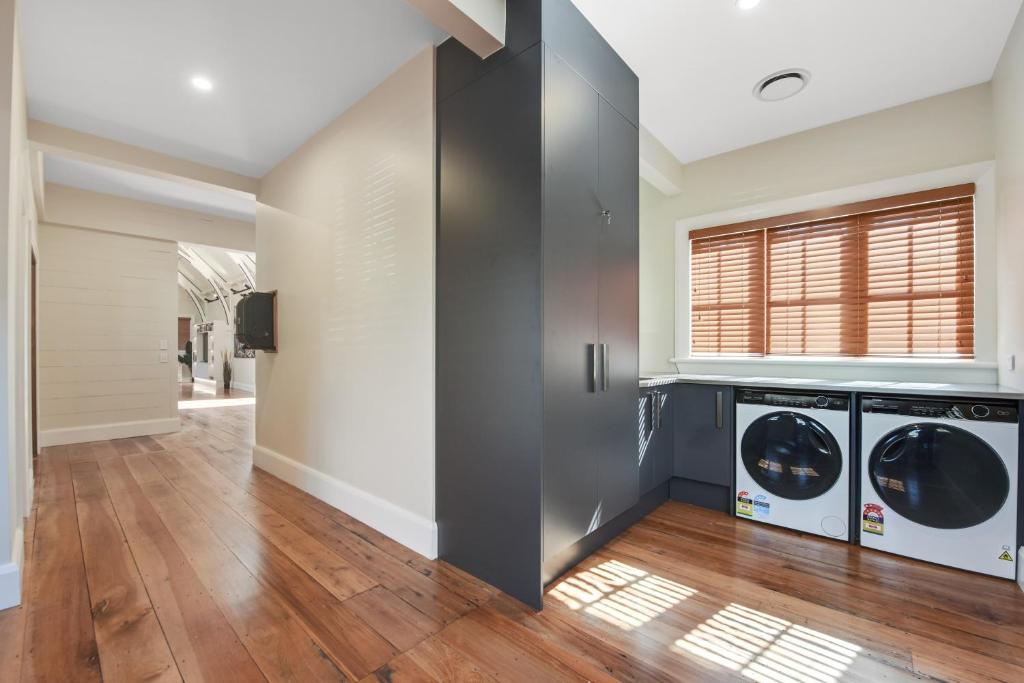 Hardy Street School House - Resim 14