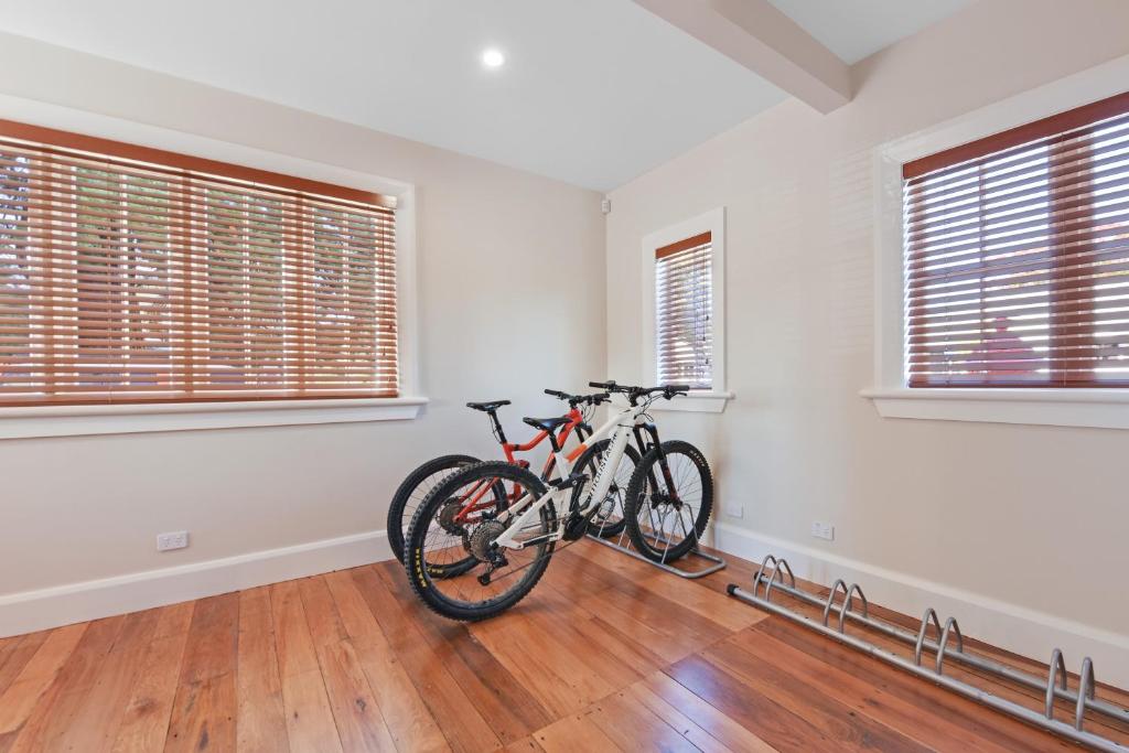 Hardy Street School House - Resim 20