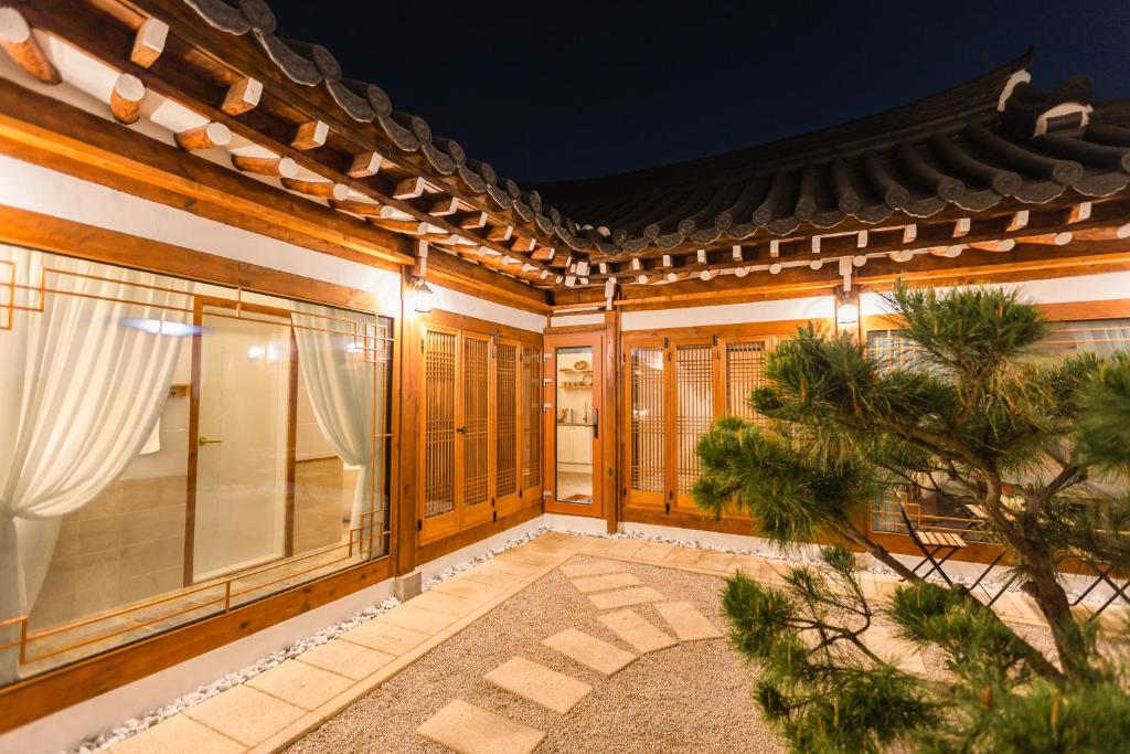 una vista esterna di una casa con patio di EL House a Gyeongju