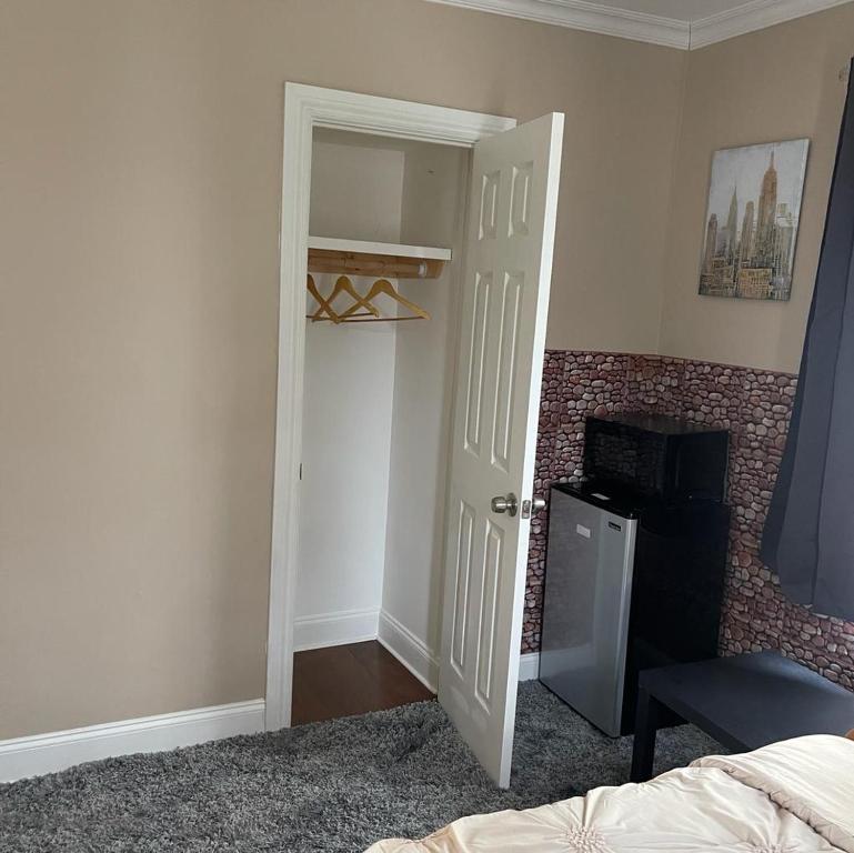 a bedroom with a door open to a room at Don cozy in Saint Albans