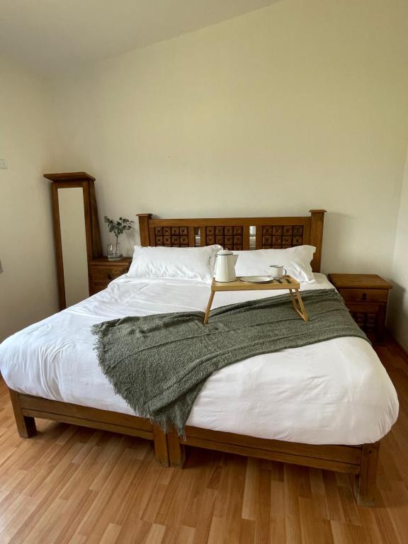 a bedroom with a large bed with a wooden headboard at Floresta Casa de Campo in Amecameca de Juárez