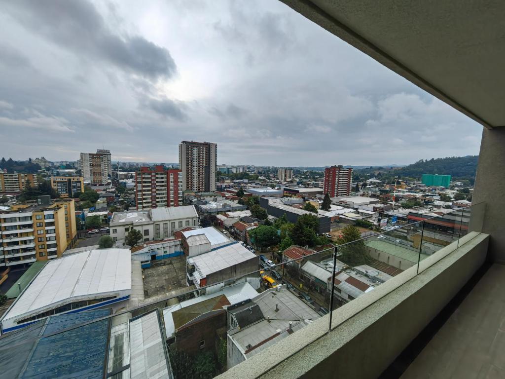 a view of a city from the balcony of a building at Departamento céntrico en Temuco con estacionamiento in Temuco